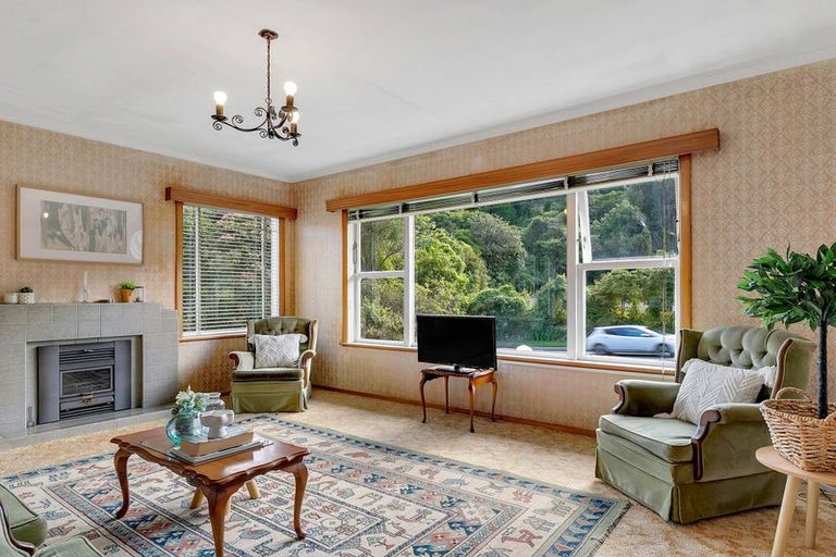 Photo of property in 84 Newlands Road, Newlands, Wellington, 6037