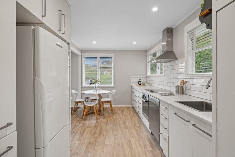 Photo of property in 21 Dorset Grove, Cannons Creek, Porirua, 5024