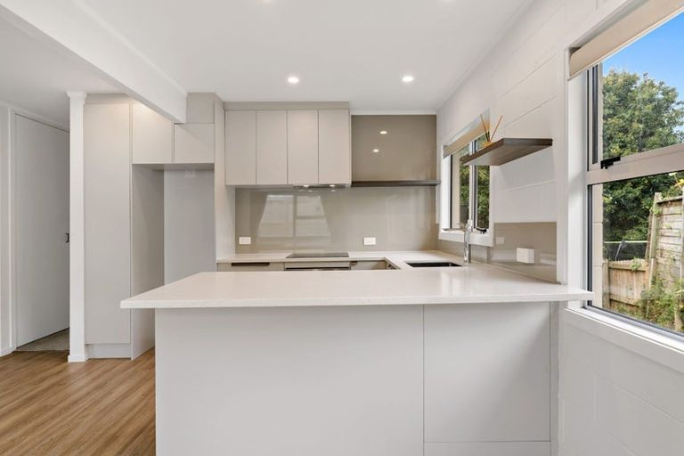 Photo of property in 1/2 Flavia Close, Torbay, Auckland, 0630