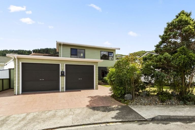 Photo of property in 5 Deveron Place, Tawa, Wellington, 5028