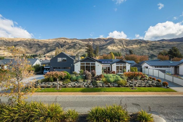 Photo of property in 22 Old Station Avenue, Wanaka, 9305