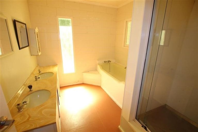 Photo of property in 6 Shirley Road, Parau, Auckland, 0604