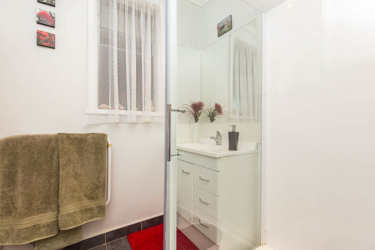 Photo of property in 40 Woodglen Road, Glen Eden, Auckland, 0602