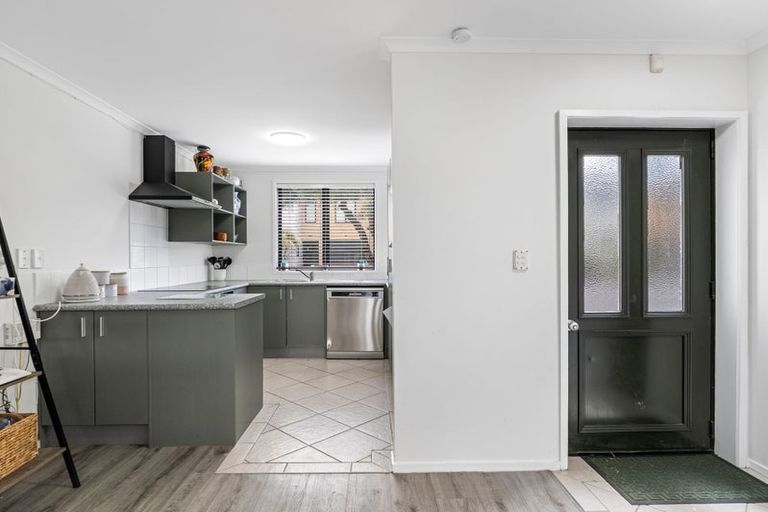 Photo of property in 6 Barnea Circle, Glen Eden, Auckland, 0602