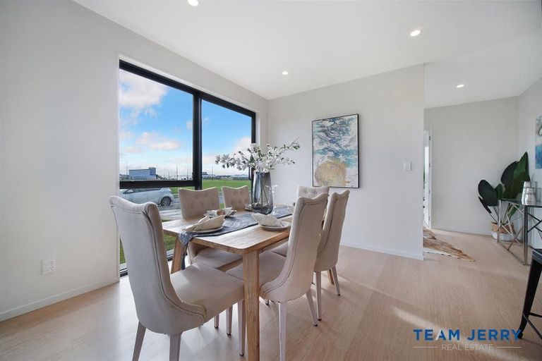 Photo of property in 1 Korowhiti Road, Clarks Beach, 2122