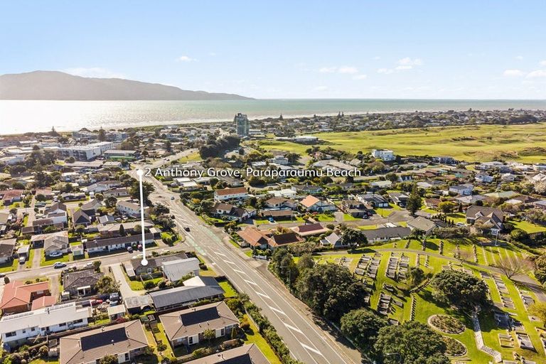 Photo of property in 2 Anthony Grove, Paraparaumu Beach, Paraparaumu, 5032