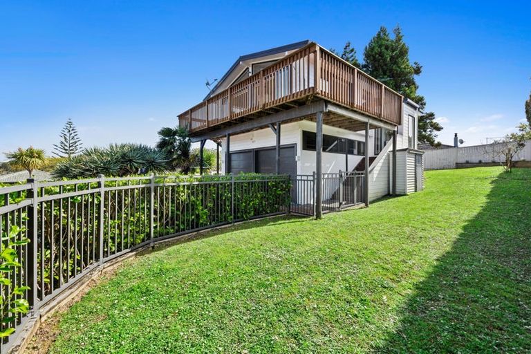 Photo of property in 4 Advene Road, Cockle Bay, Auckland, 2014