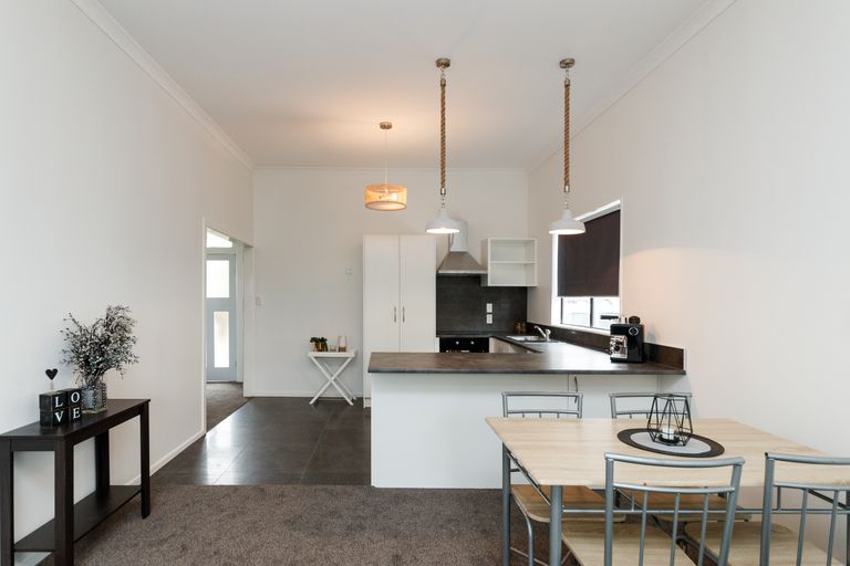 Photo of property in 43 Wood Street, Takaro, Palmerston North, 4410