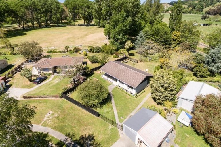 Photo of property in 35 Shaw Road, Eskdale, Napier, 4182