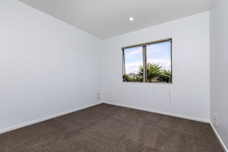 Photo of property in 2/34 Fields Parade, Oteha, Auckland, 0632