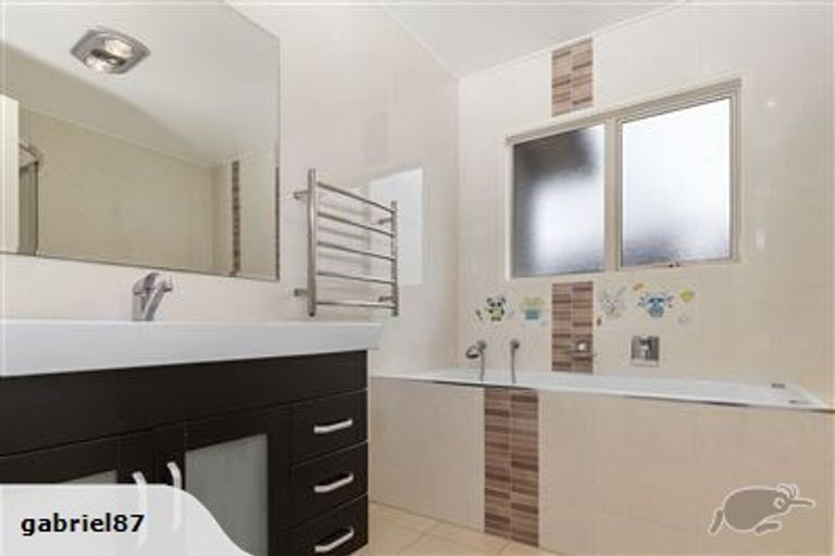 Photo of property in 12 Oak Terrace, Schnapper Rock, Auckland, 0632