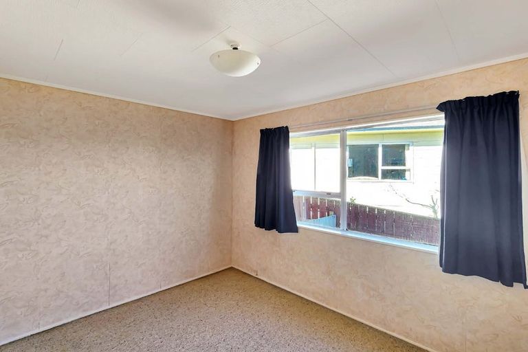 Photo of property in 56 Colchester Crescent, Newlands, Wellington, 6037