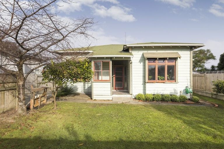 Photo of property in 10 Stewart Crescent, Hokowhitu, Palmerston North, 4410