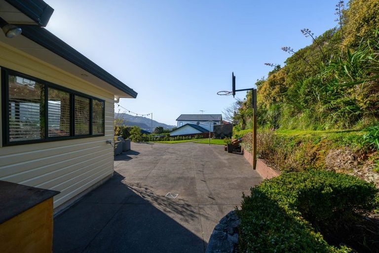 Photo of property in 117 Woodman Drive, Tawa, Wellington, 5028