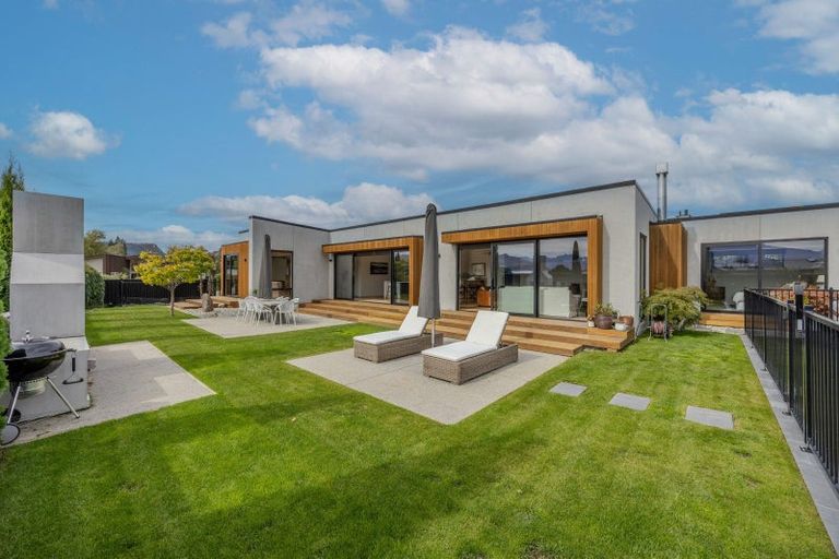 Photo of property in 16 Sapphire Spring Rise, Wanaka, 9305