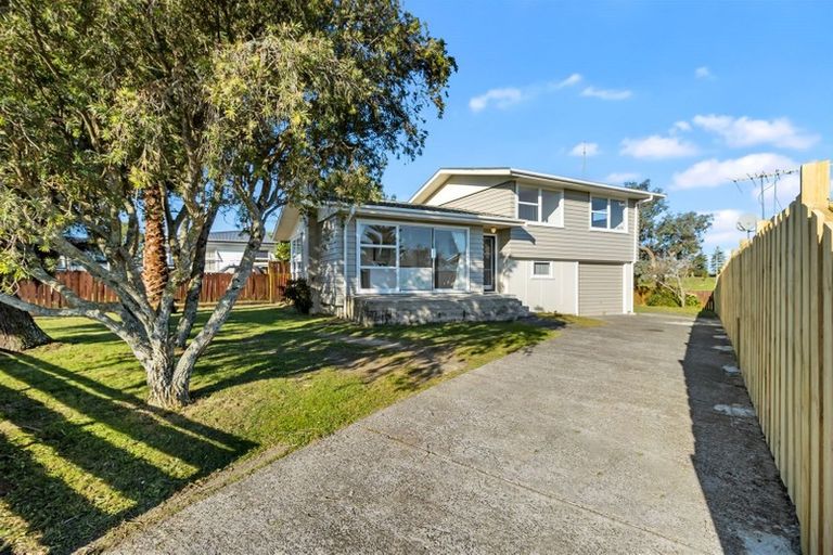 Photo of property in 32 Kirrie Avenue, Te Atatu South, Auckland, 0610