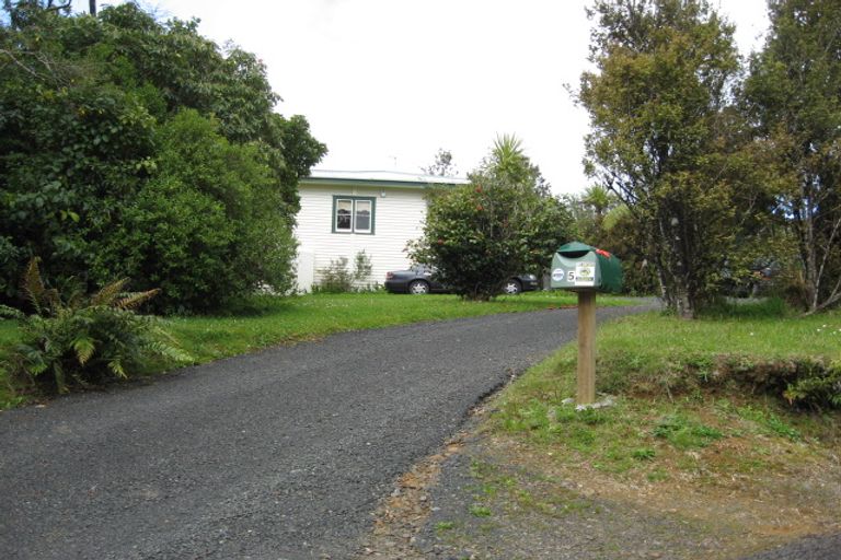 Photo of property in 7 Quinns Road, Waiatarua, Auckland, 0612