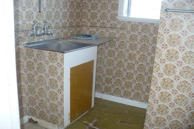 Photo of property in 2 Vera Road, Te Atatu South, Auckland, 0610