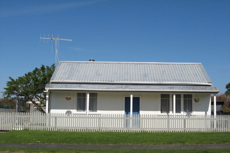 Photo of property in 35 Egmont Street, Castlecliff, Whanganui, 4501