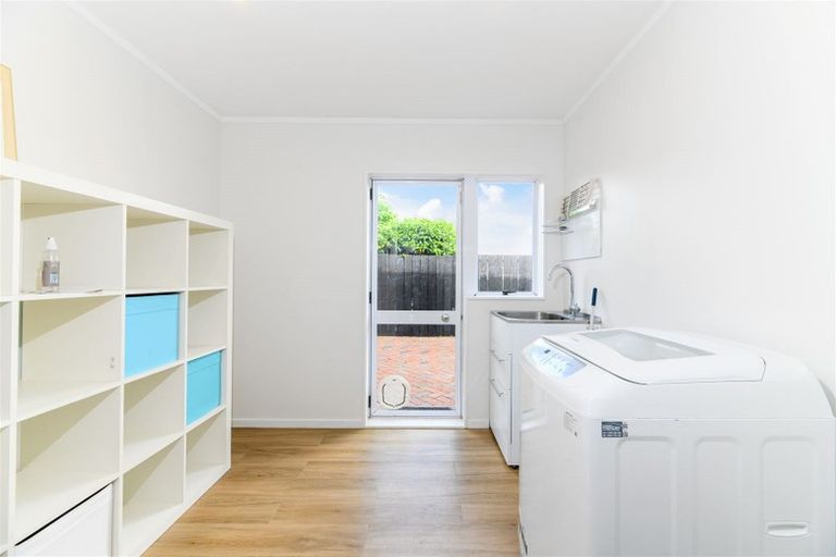 Photo of property in 1 Marguerita Place, West Harbour, Auckland, 0618