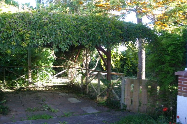 Photo of property in 2/8 Evelyn Place, Hillcrest, Auckland, 0627