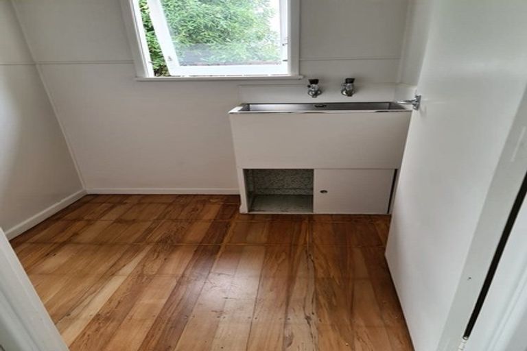 Photo of property in 1 Coburg Street, Henderson, Auckland, 0612