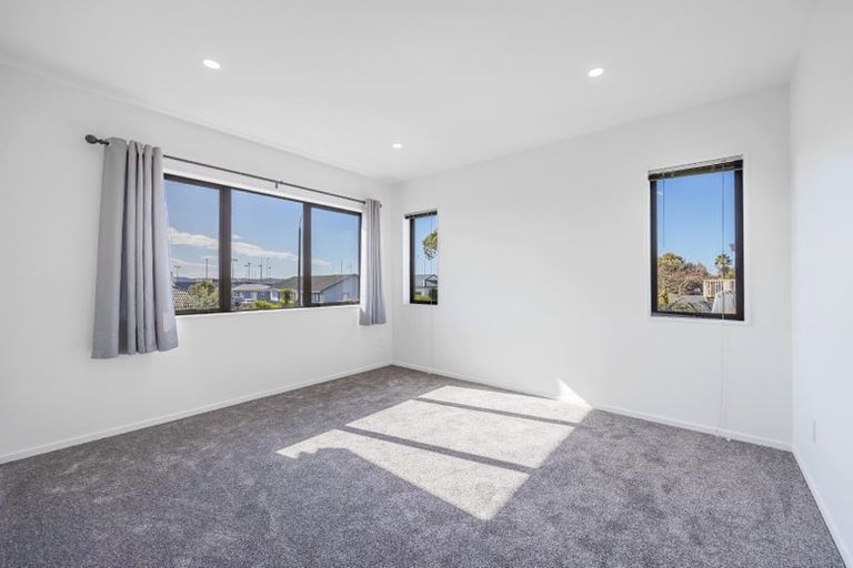 Photo of property in 50a Barbados Drive, Unsworth Heights, Auckland, 0632