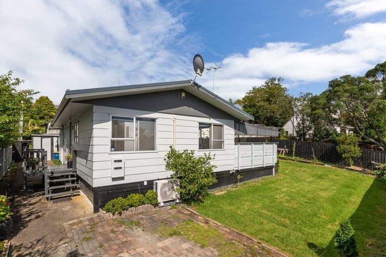 Photo of property in 2/8 Helena Street, Massey, Auckland, 0614