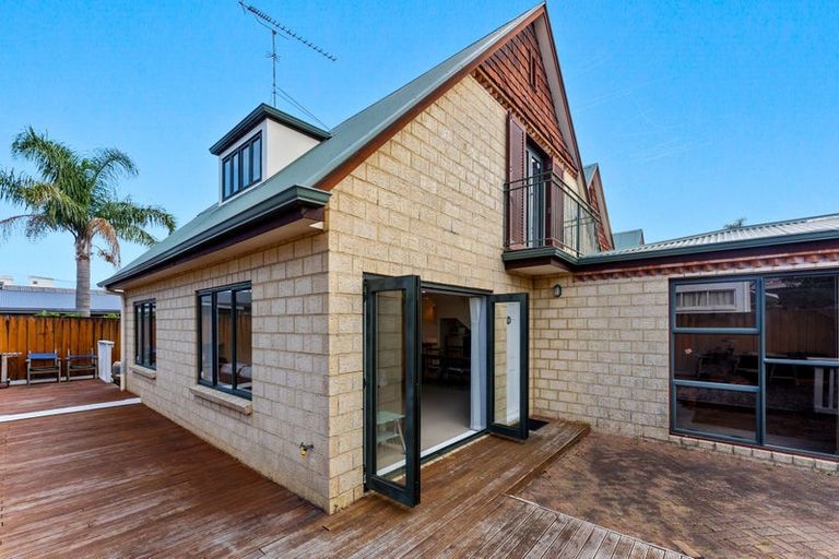 Photo of property in 1/52 Taharoto Road, Takapuna, Auckland, 0622