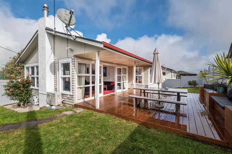 Photo of property in 1/982 East Coast Road, Northcross, Auckland, 0632