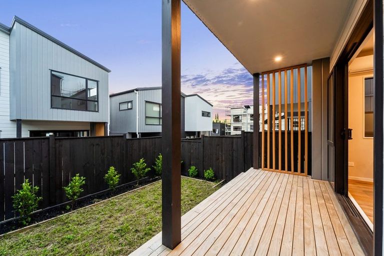 Photo of property in 10 Don Oliver Lane, Glen Eden, 0602