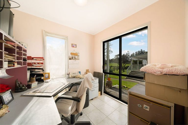 Photo of property in 182 Boord Crescent, Kumeu, 0891