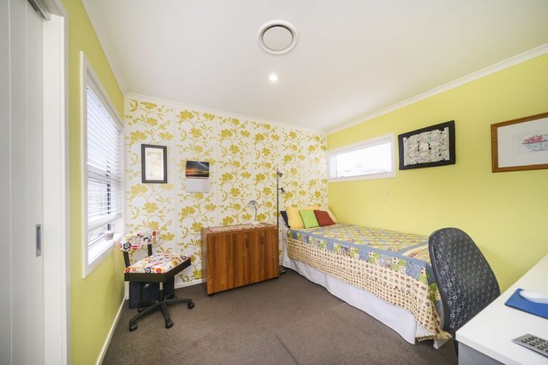 Photo of property in 20 Lorenzo Place, Kelvin Grove, Palmerston North, 4414