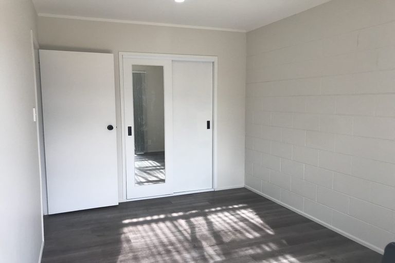 Photo of property in 3/94 Chivalry Road, Glenfield, Auckland, 0629