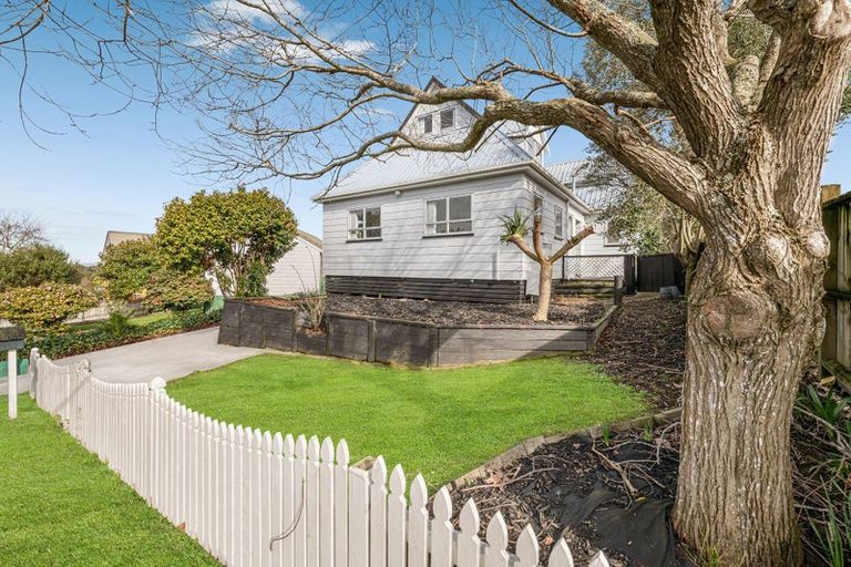 Photo of property in 44 Eugenia Rise, Totara Heights, Auckland, 2105