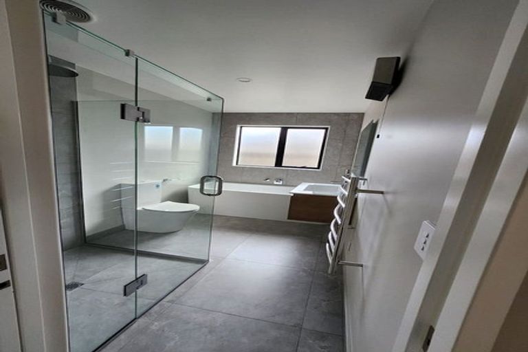 Photo of property in 35 Akoranga Place, Hornby, Christchurch, 8042