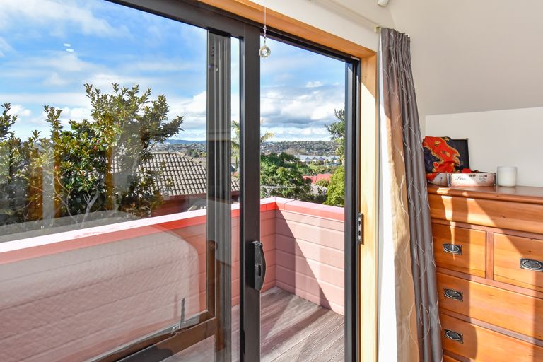 Photo of property in 2/12 Spears Place, Botany Downs, Auckland, 2010