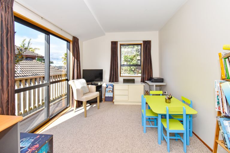 Photo of property in 2/12 Spears Place, Botany Downs, Auckland, 2010