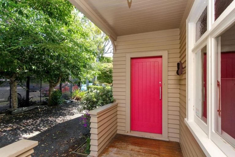 Photo of property in 35 Lemon Street, New Plymouth, 4310
