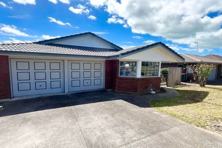 Photo of property in 2/15 Summermist Drive, Northpark, Auckland, 2013