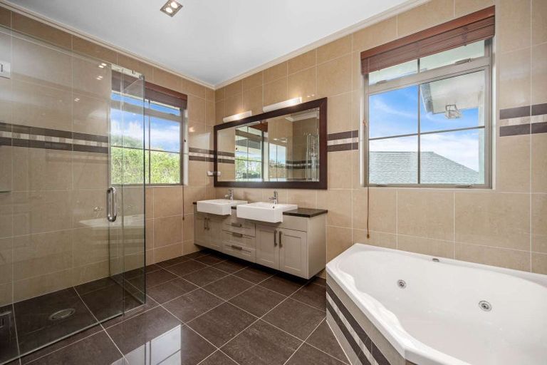 Photo of property in 305 Old North Road, Kumeu, 0892