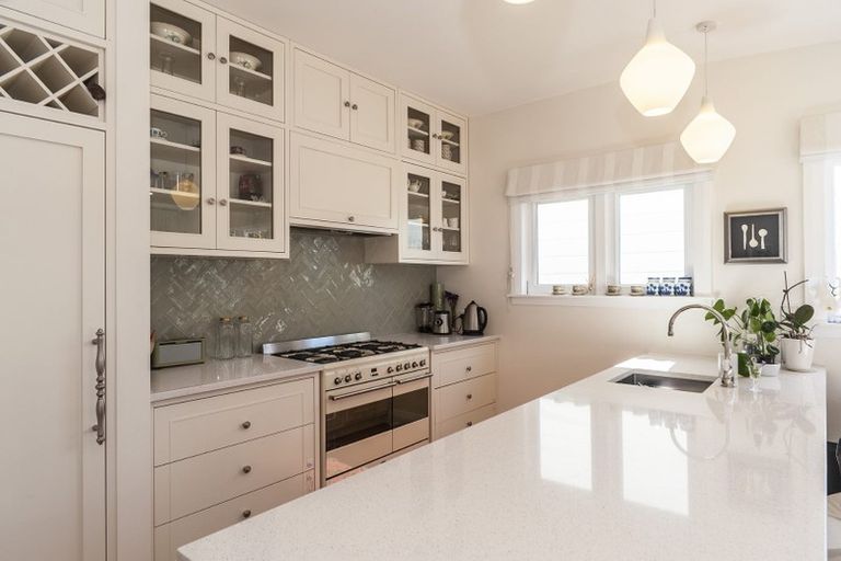 Photo of property in 10 Herald Terrace, Berhampore, Wellington, 6023