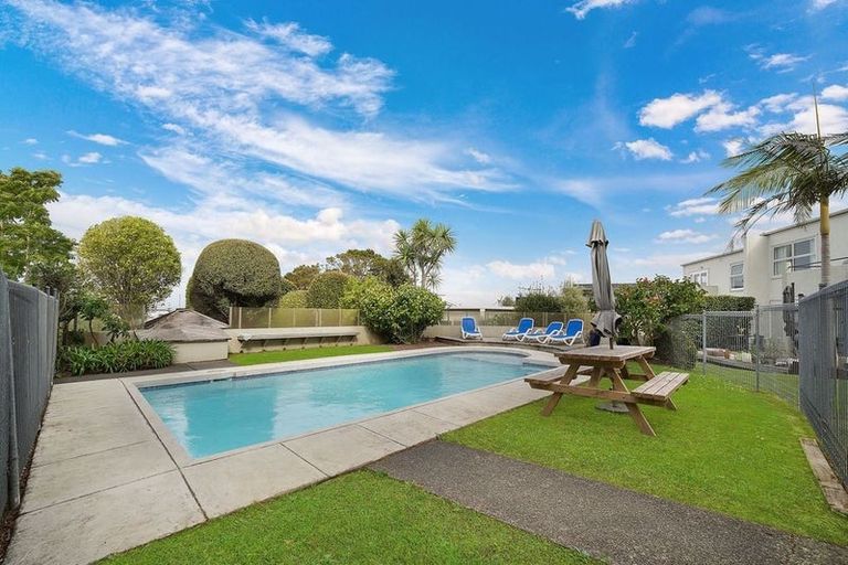 Photo of property in 12/18 Parr Terrace, Castor Bay, Auckland, 0620