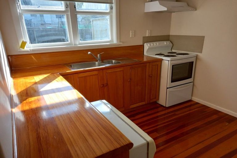 Photo of property in 73 Victory Crescent, Tawa, Wellington, 5028