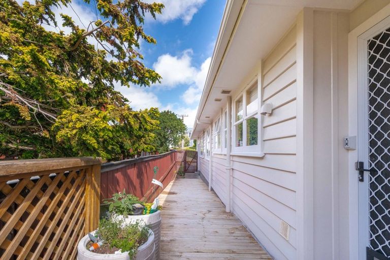 Photo of property in 16 Redwood Avenue, Tawa, Wellington, 5028