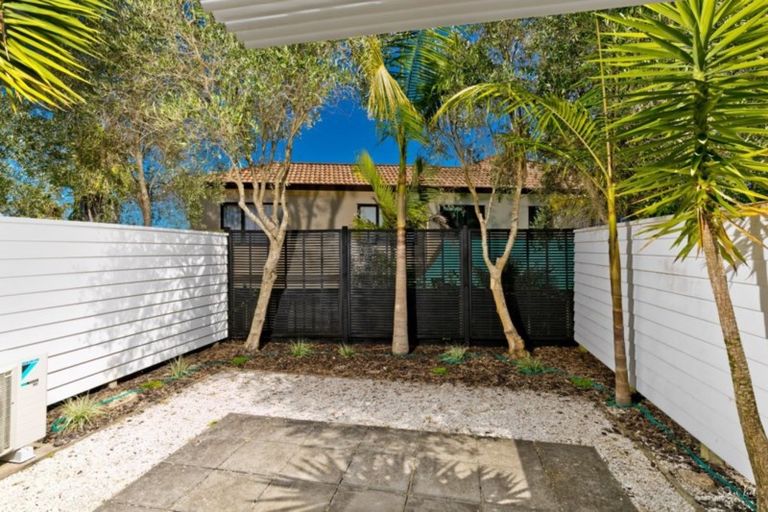 Photo of property in 3/40 Scarlet Oak Drive, Schnapper Rock, Auckland, 0632