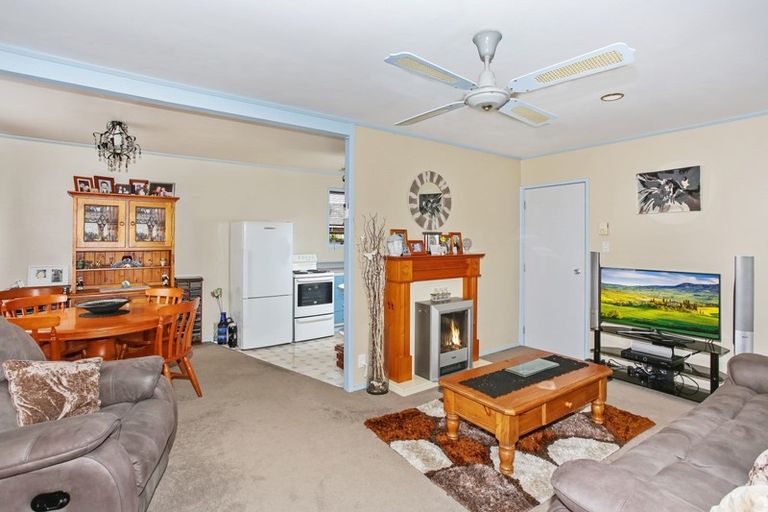 Photo of property in 10 Blackgate Place, Weymouth, Auckland, 2103