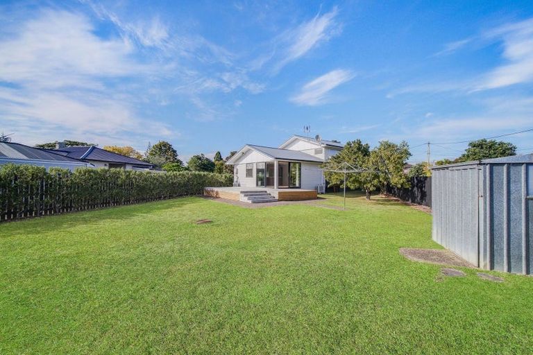 Photo of property in 36 Rewarewa Road, Te Atatu Peninsula, Auckland, 0610