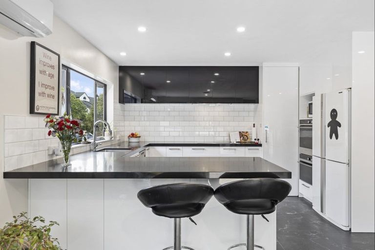 Photo of property in 11 Ruapehu Drive, Fitzherbert, Palmerston North, 4410