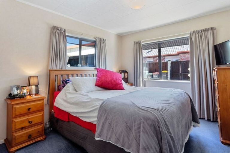 Photo of property in 5 Sheraton Place, Redwood, Christchurch, 8051